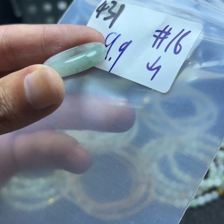 颈饰未镶嵌翡翠戒指
