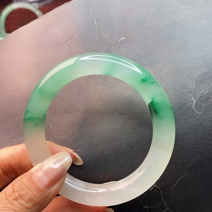 石英质玉手镯未镶嵌风**淡