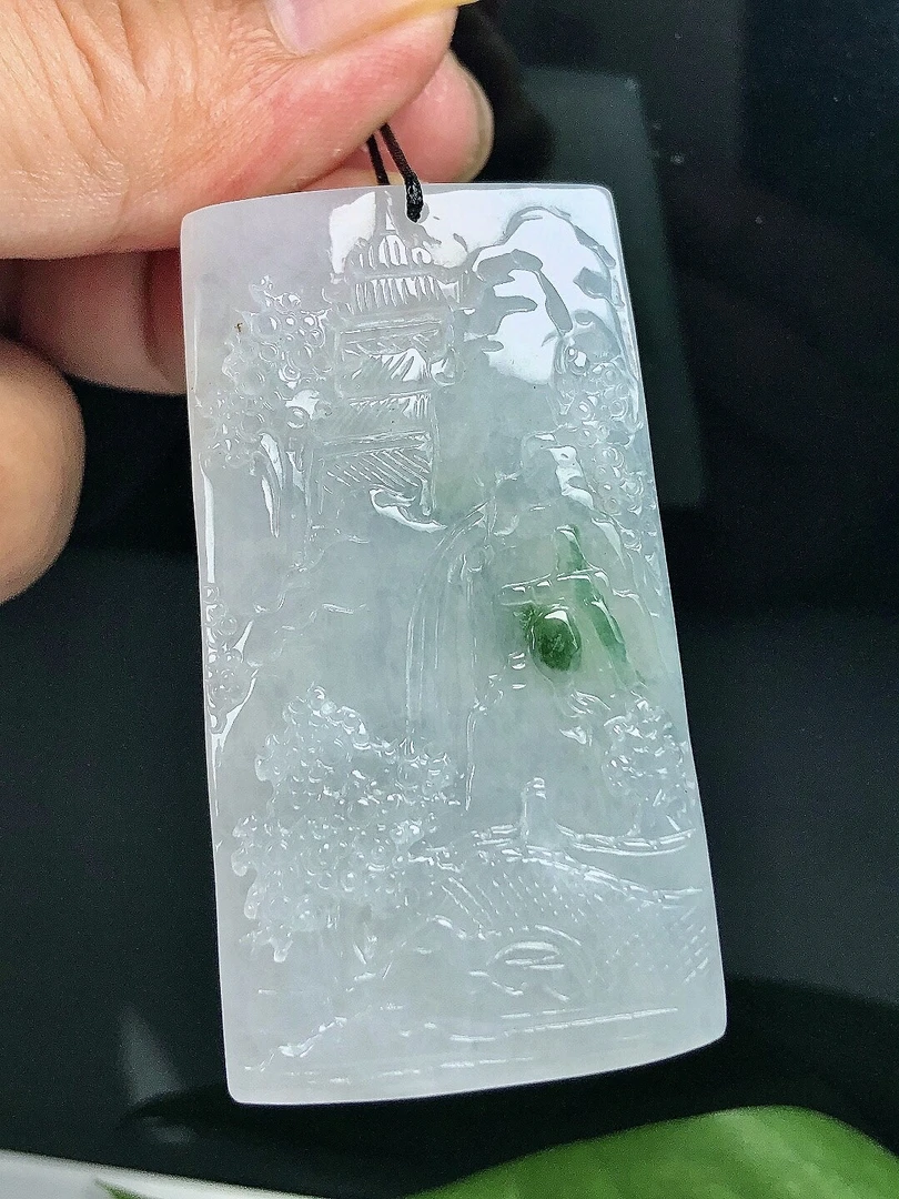 缅甸天然翡翠A货，冰润细腻飘花牌吊坠有小纹起胶山水牌玉坠翡翠