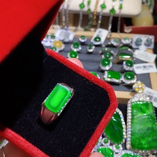 翡翠未镶嵌戒指戒指