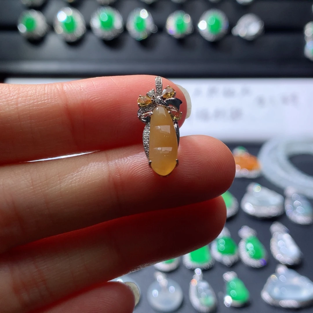 颈饰18K金镶嵌翡翠