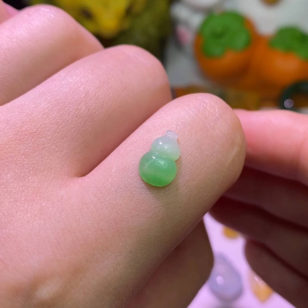 翡翠未镶嵌颈饰葫芦