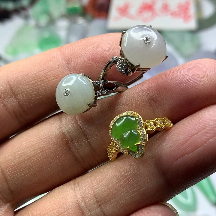 翡翠未镶嵌吊坠(赠链)多样性发货