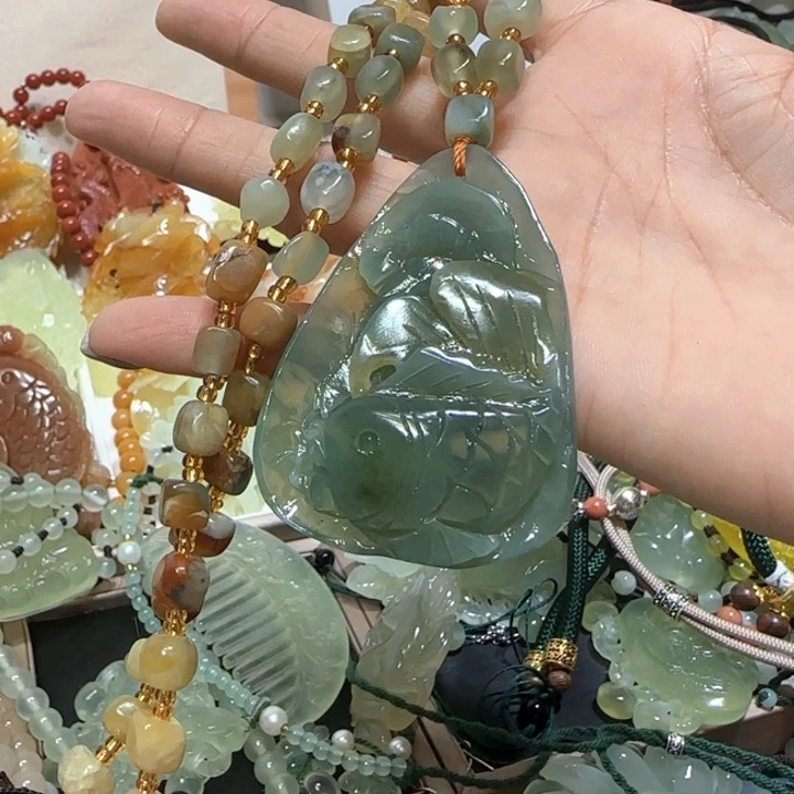 未镶嵌蛇纹石玉吊坠