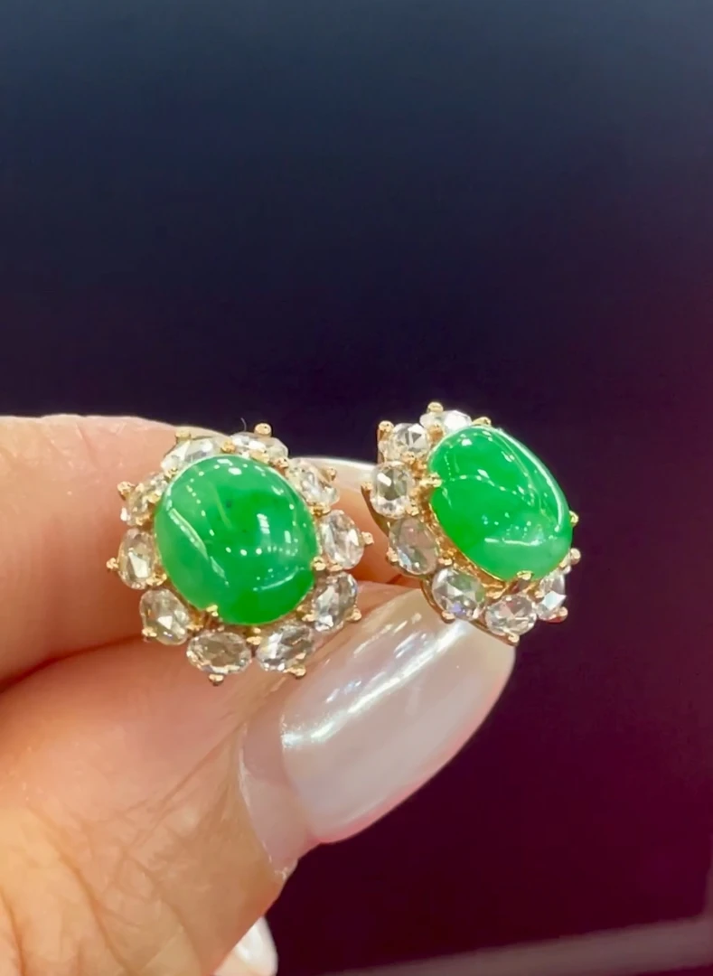 18k金镶嵌翡翠冰阳绿旦面耳钉