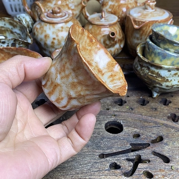 开播福利手捏茶杯