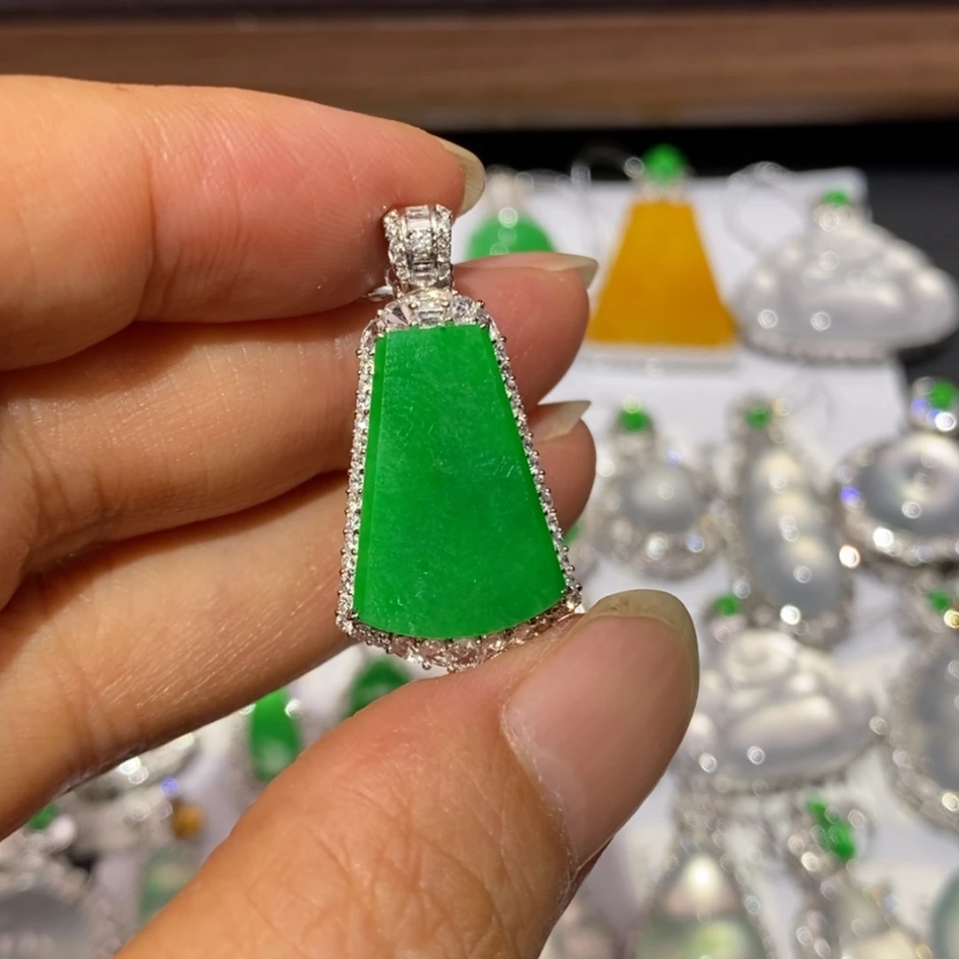 颈饰18K金镶嵌翡翠