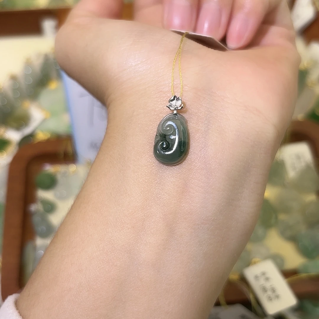 翡翠18K金镶嵌颈饰如意