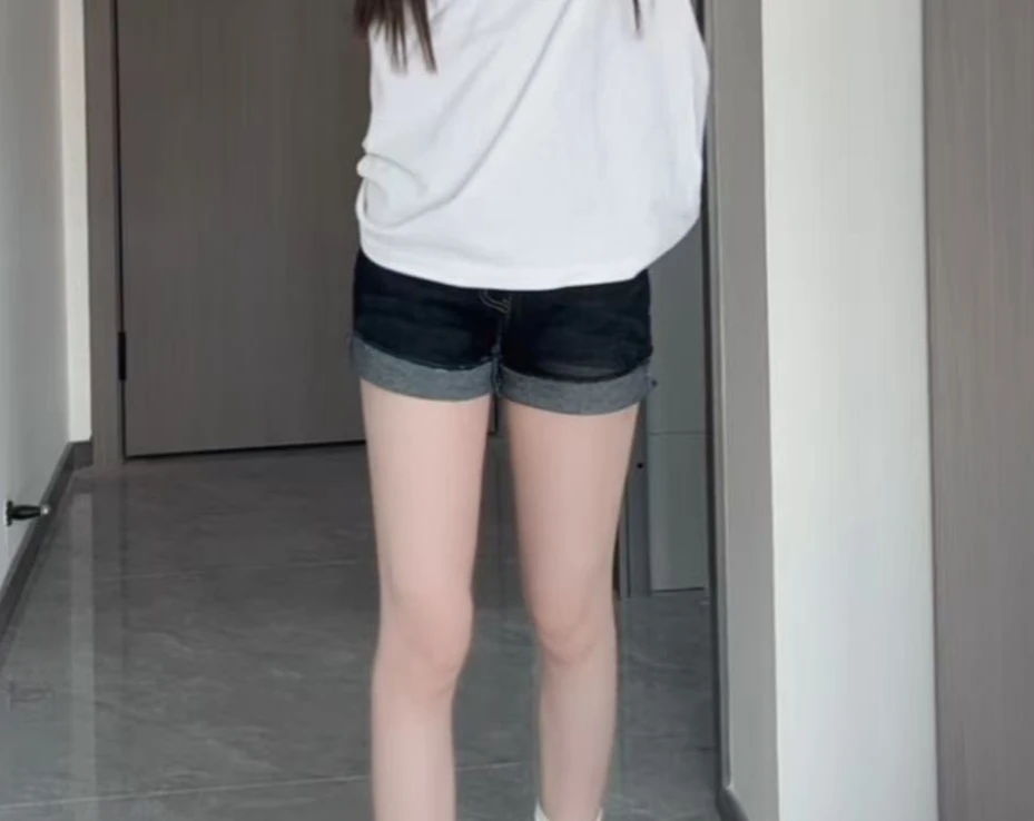 深蓝设计感卷边牛仔短裤女2025夏季高腰弹力大码紧身包臀a字热裤