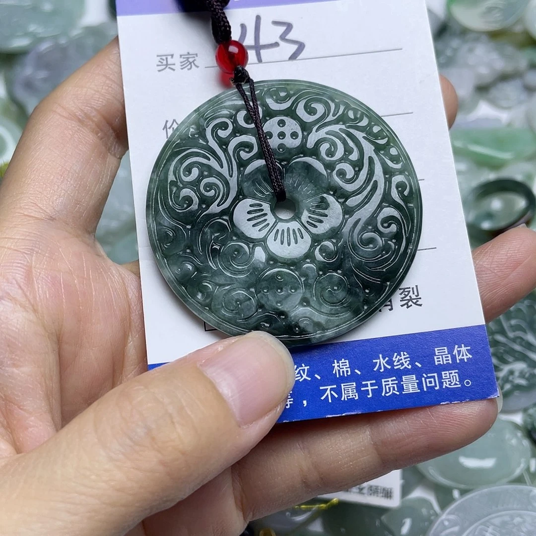 吊坠(不含链)未镶嵌翡翠有小纹不退换