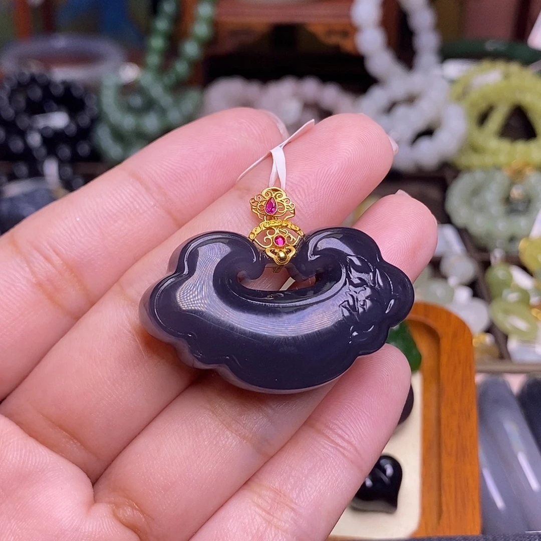 和田玉未镶嵌颈饰浓烟紫老矿料收藏毕业级金镶如意锁