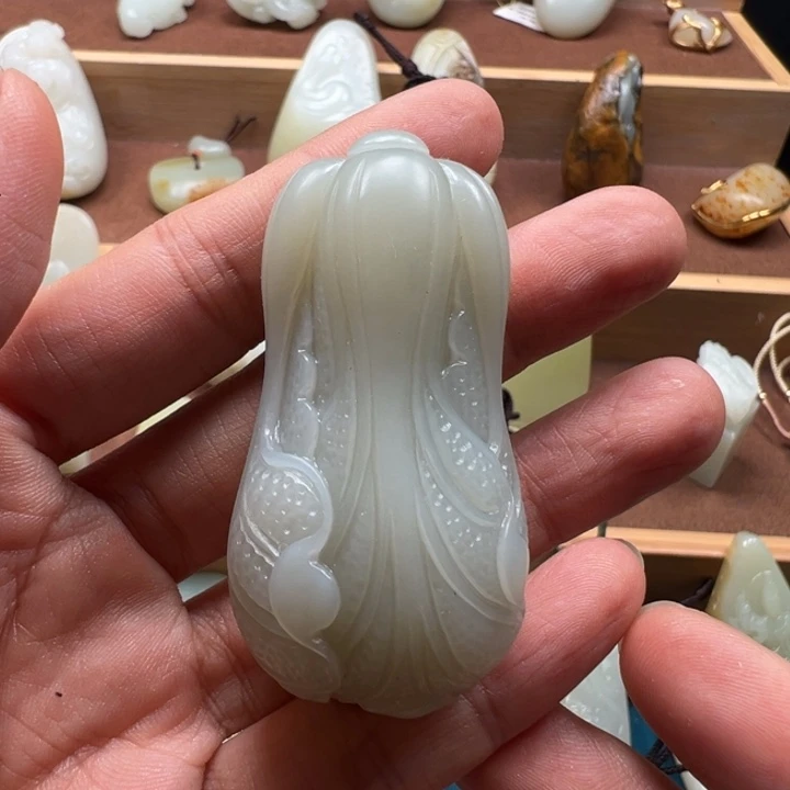 和田玉未镶嵌颈饰且末白菜