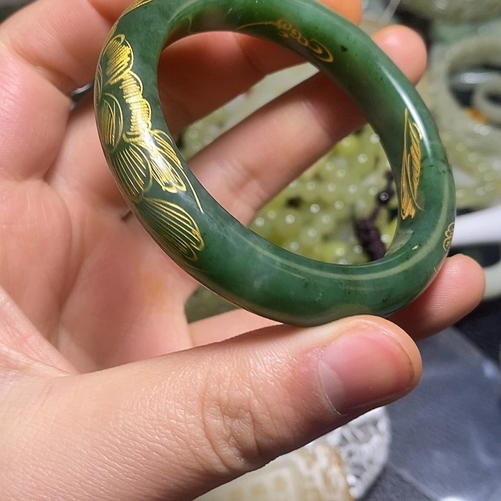 是***客和田玉未镶嵌颈饰