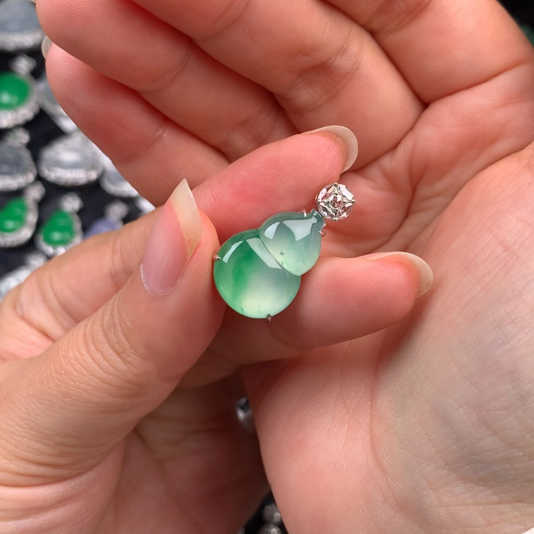 颈饰18K金镶嵌翡翠飘绿葫芦