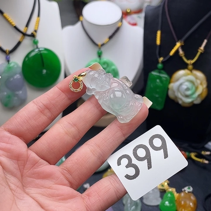 翡翠未镶嵌吊坠(赠链)