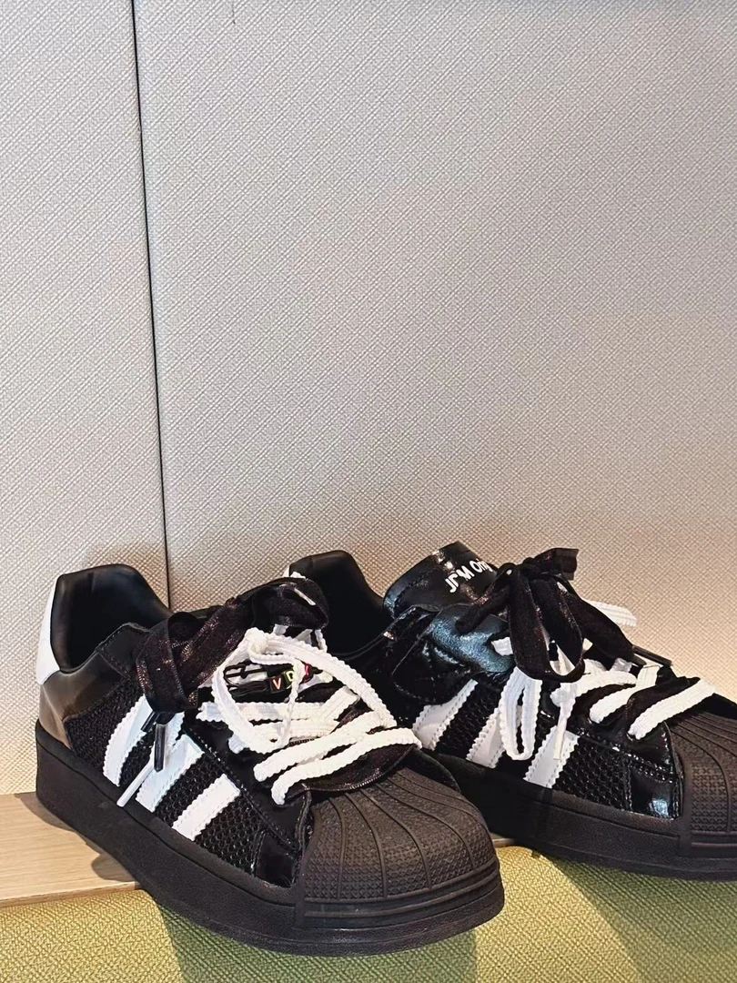 【新款贝壳】儿童夏季单网贝壳经典板鞋（尺码偏大一码）模特穿35码