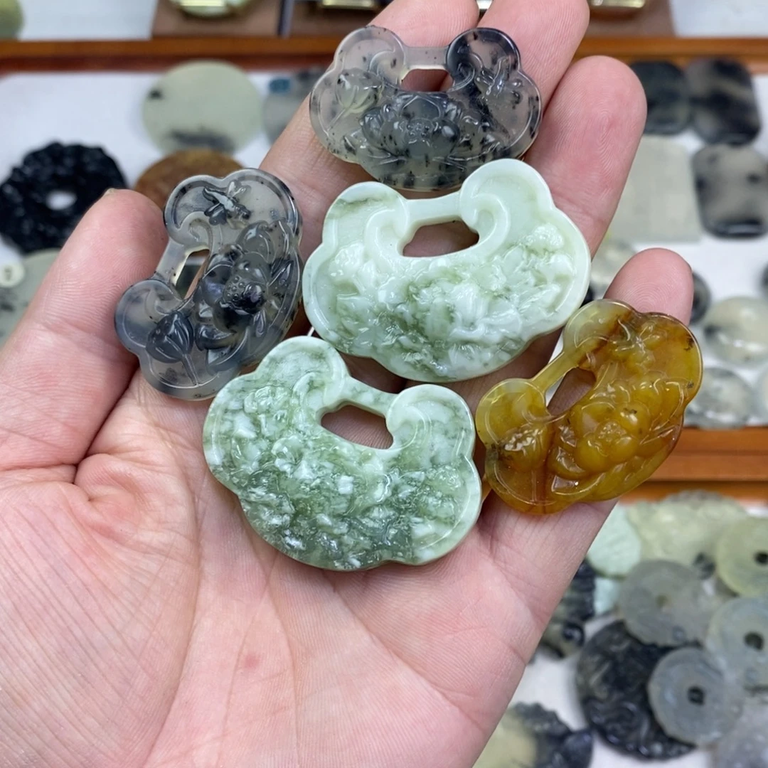 岫玉未镶嵌颈饰岫玉吊坠多样性发其中之一