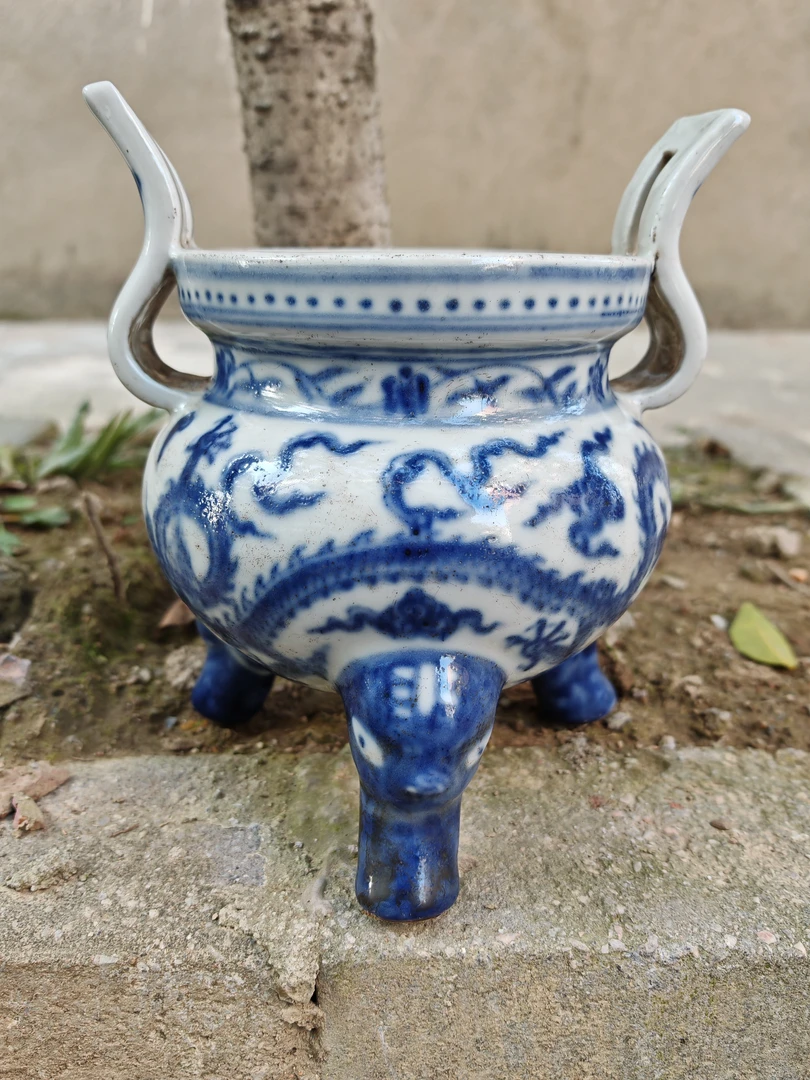 当代 青花龙纹三足双耳香炉