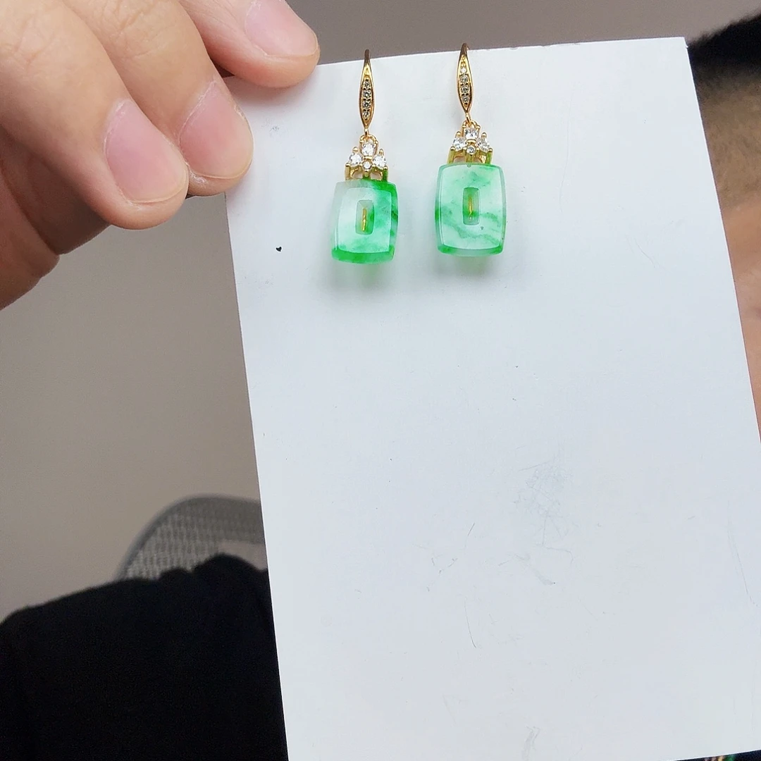 翡翠未镶嵌颈饰一对