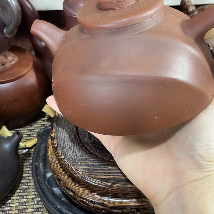 茶壶紫砂原矿泥料手工制作的一把紫砂壶。