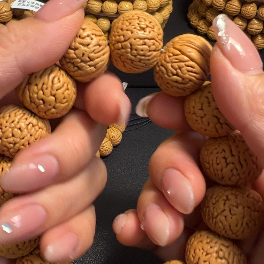 奥***布吊坠桃核一物一图精品白月光