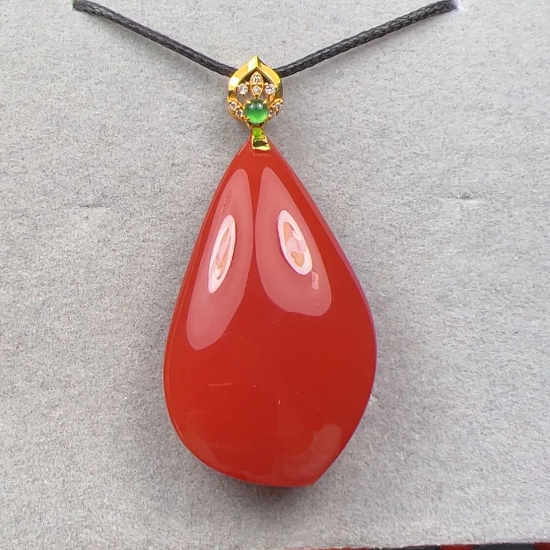 18K金镶嵌吊坠南红玛瑙