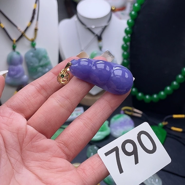 翡翠未镶嵌吊坠(赠链)