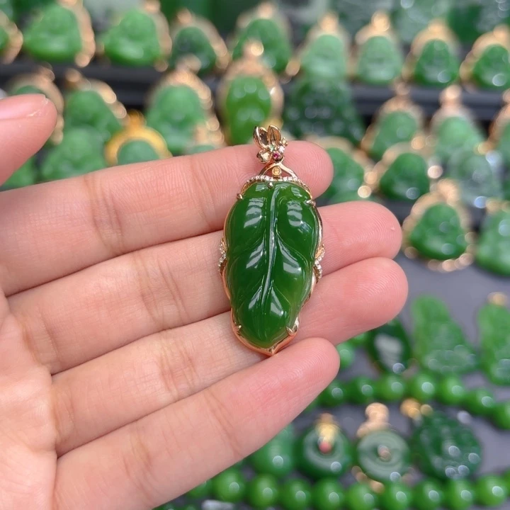 颈饰18K金镶嵌和田玉（碧玉）