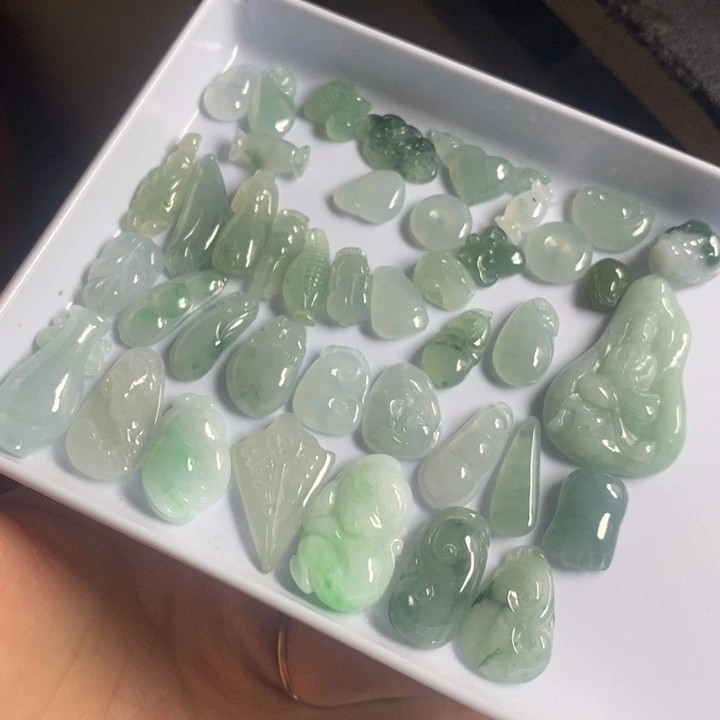 翡翠未镶嵌颈饰小滴溜一个