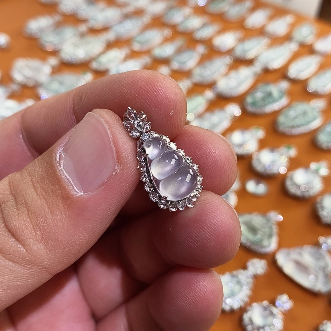 翡翠18K金镶嵌颈饰豆子