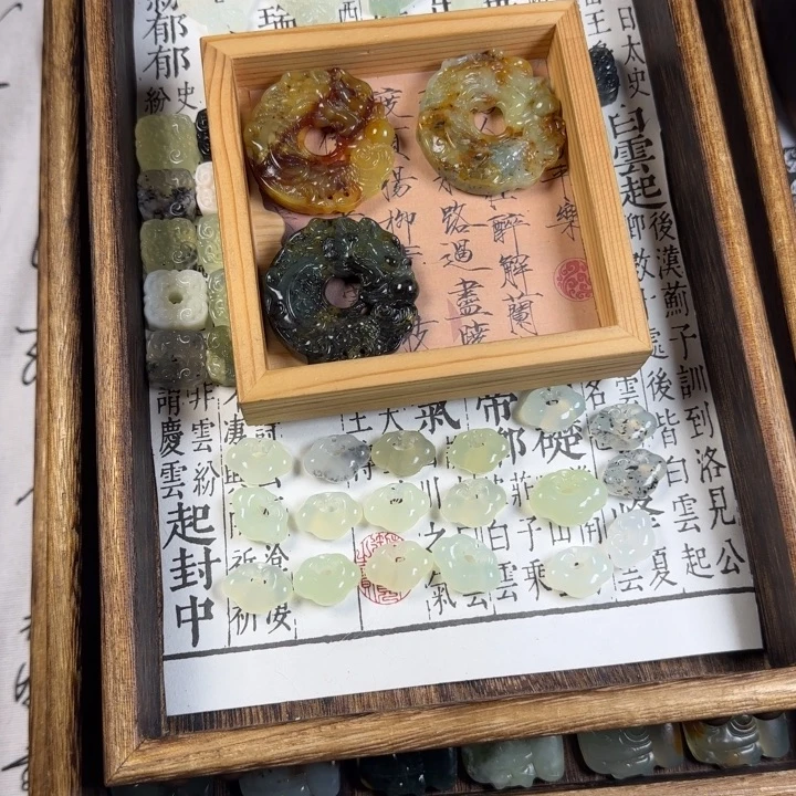 筱***蘇蛇纹石玉合金颈饰