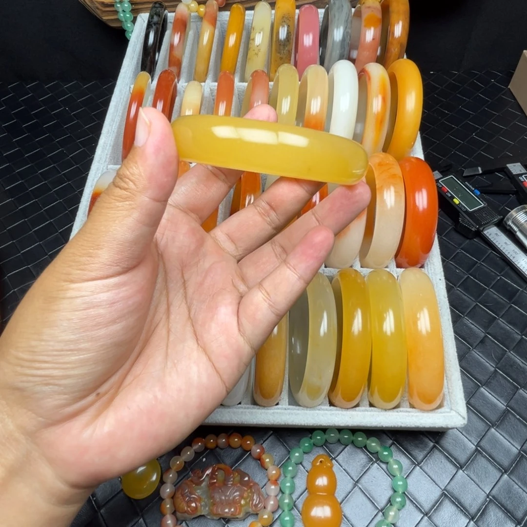 骑****石英质玉（黄龙玉）未镶嵌手镯