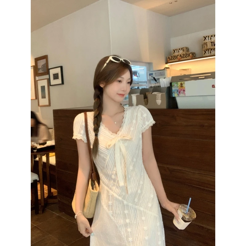 乌77法式温柔风蕾丝拼接V领杏色连衣裙女2025夏新款甜美收腰长裙