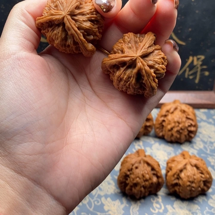 㿝***氼文玩核桃吊坠白狮子