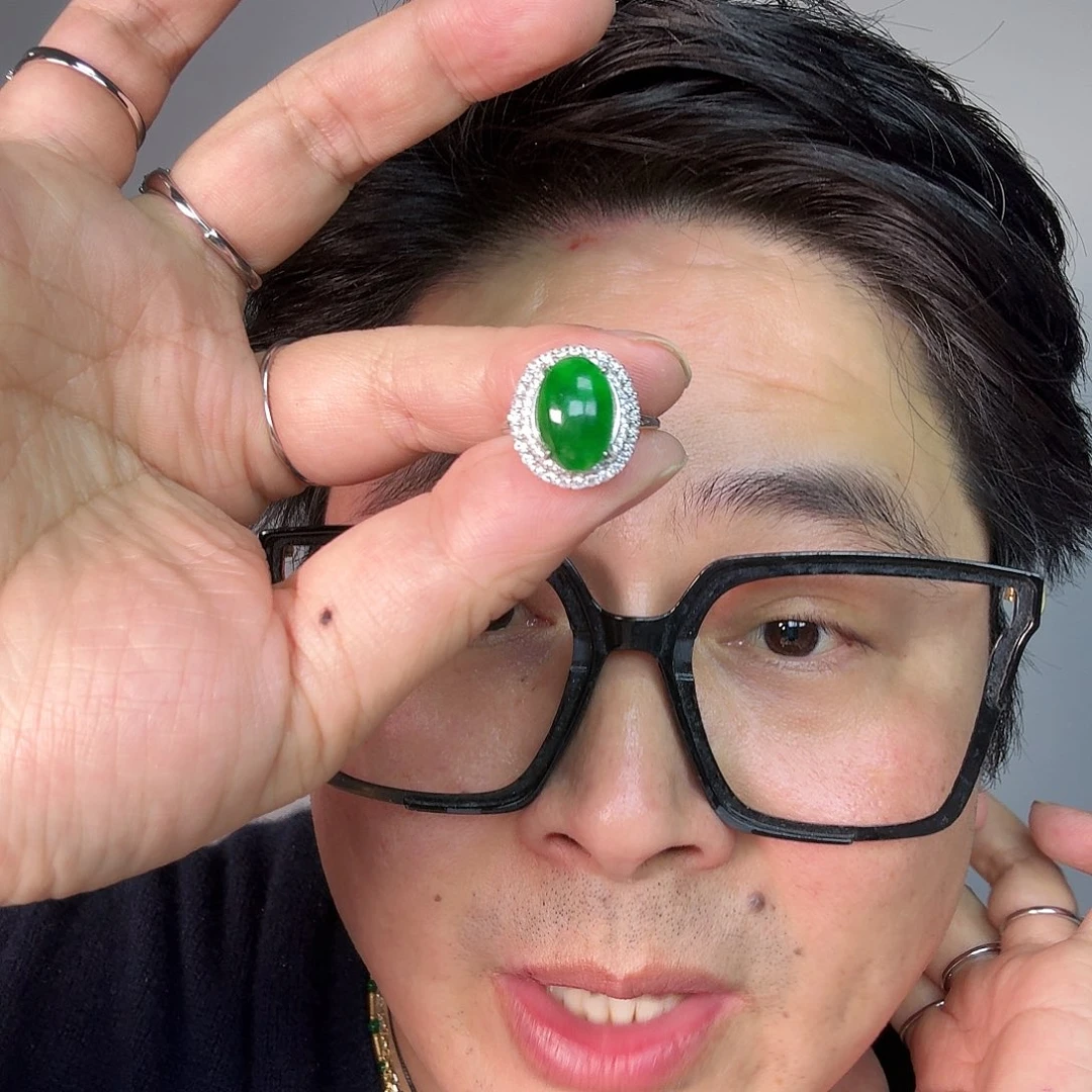 翡翠未镶嵌颈饰一件
