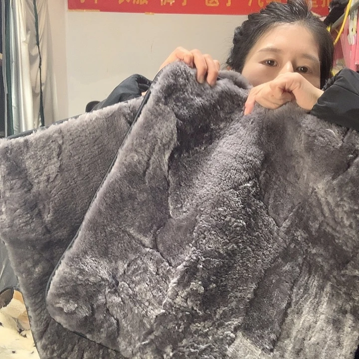 众***电羊毛羊皮毛一体中灰坐垫2个微瑕疵