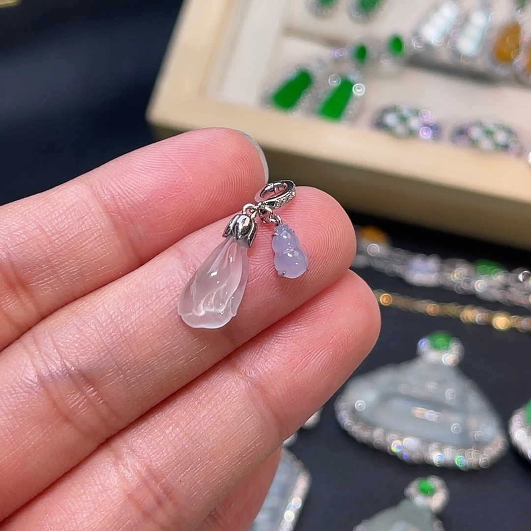 翡翠18K金镶嵌颈饰白菜葫芦