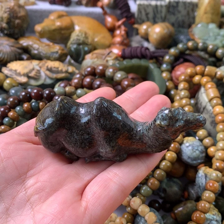 未镶嵌岫岩河磨玉（透闪石质玉）把件