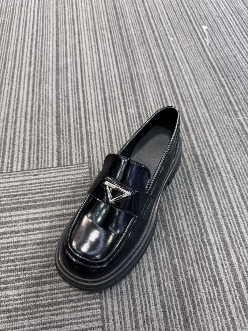 【熙薇品牌】2025新款时尚ins小众设计感百搭休闲鞋H5539