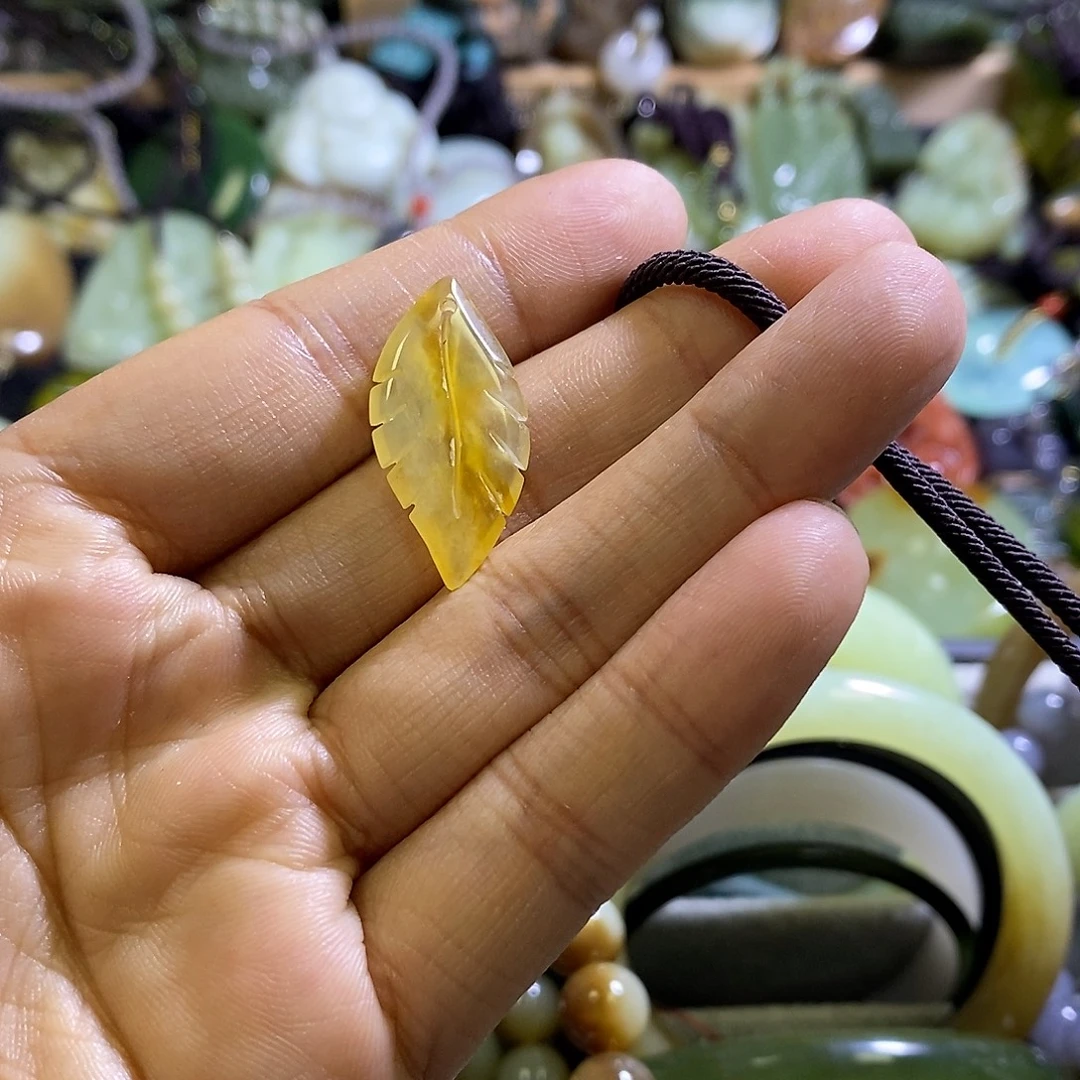 岫玉未镶嵌挂件一个