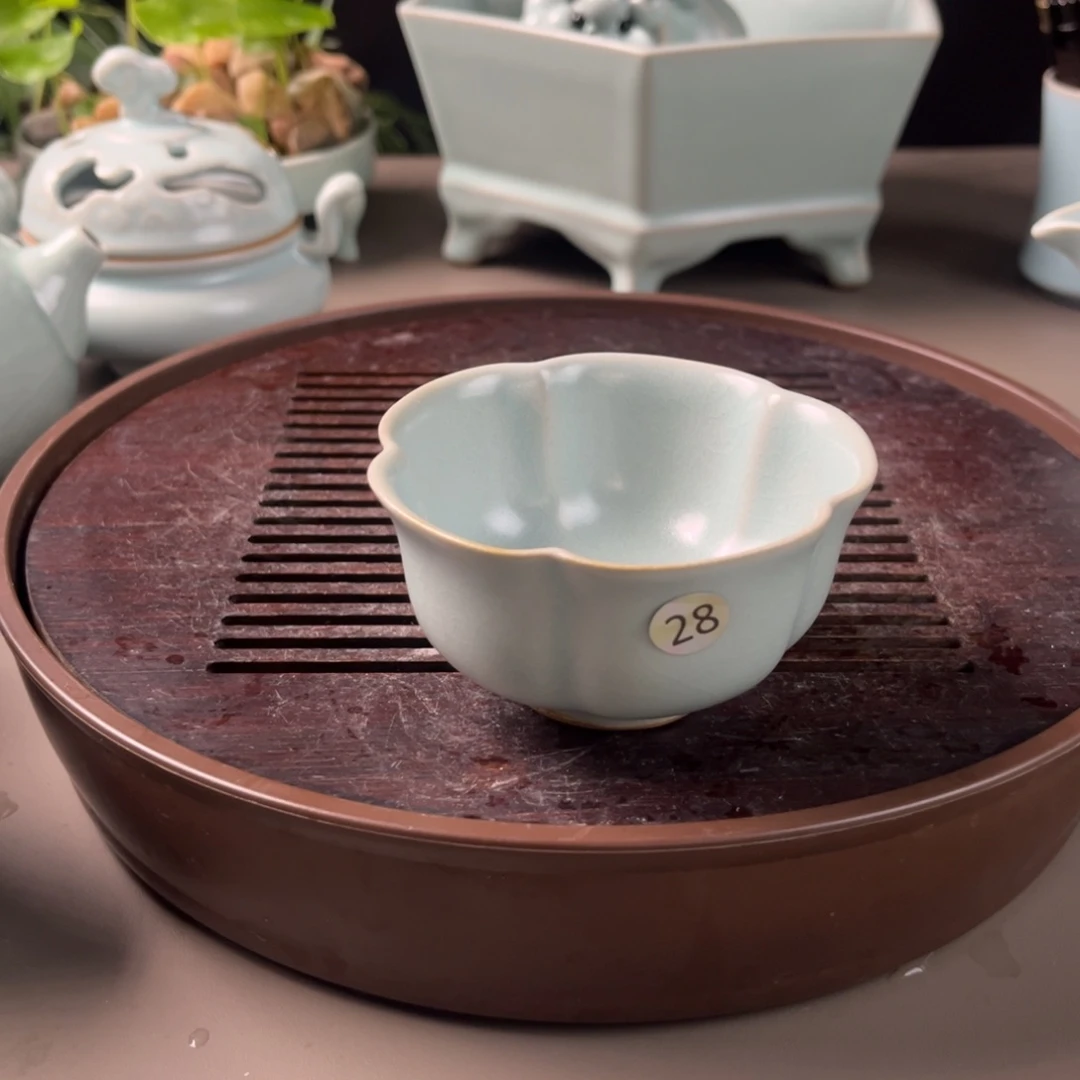 浅***雨仿古釉水微瑕梅花杯