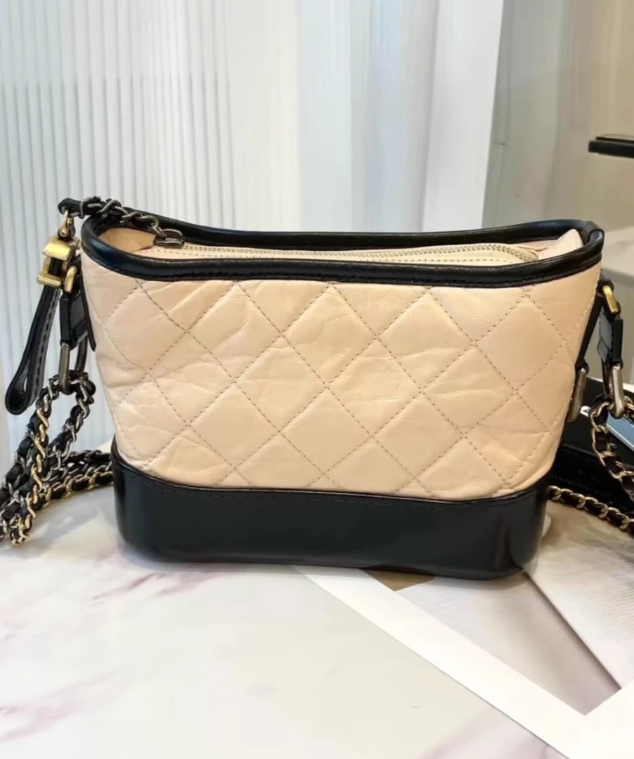 95新 Chanel/香奈儿 多多奢品/香奈儿奶茶新中号流浪斜挎包/98新