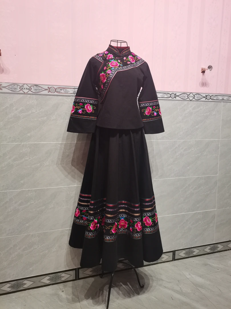 少数民族布依族壮族女士大摆裙套装。