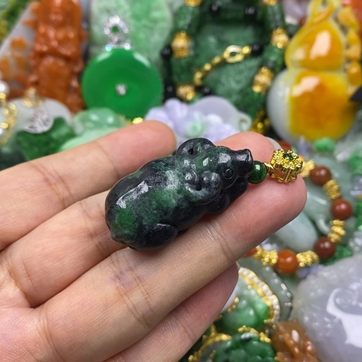 翡翠未镶嵌吊坠(赠链)