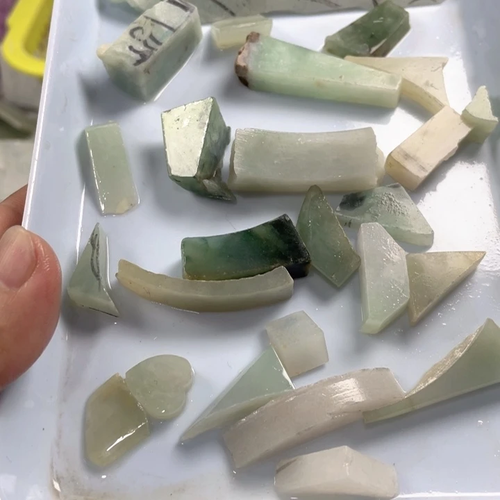 翡翠吊坠(不含链)未镶嵌天然翡翠边角料子