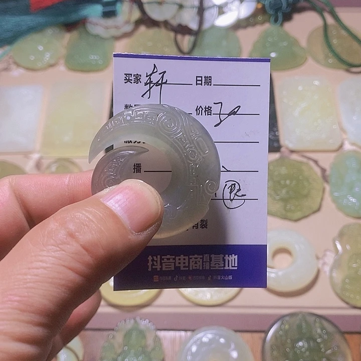 蛇纹石玉颈饰合金轩