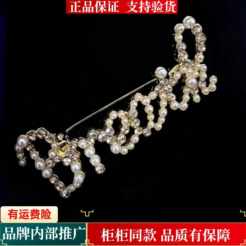 【商场同款】时尚英文字母领针胸花别针珍珠配饰品女摩登猫1900188