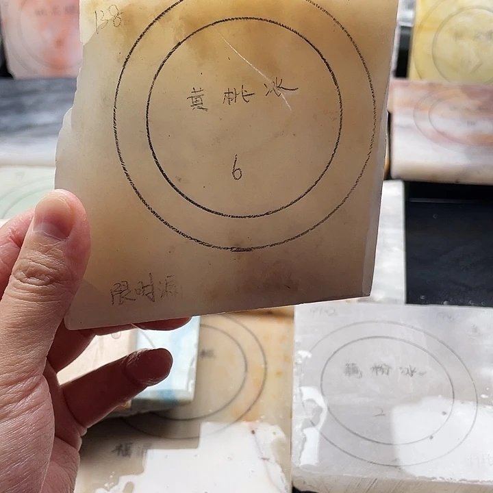 石英质玉未镶嵌手镯定制