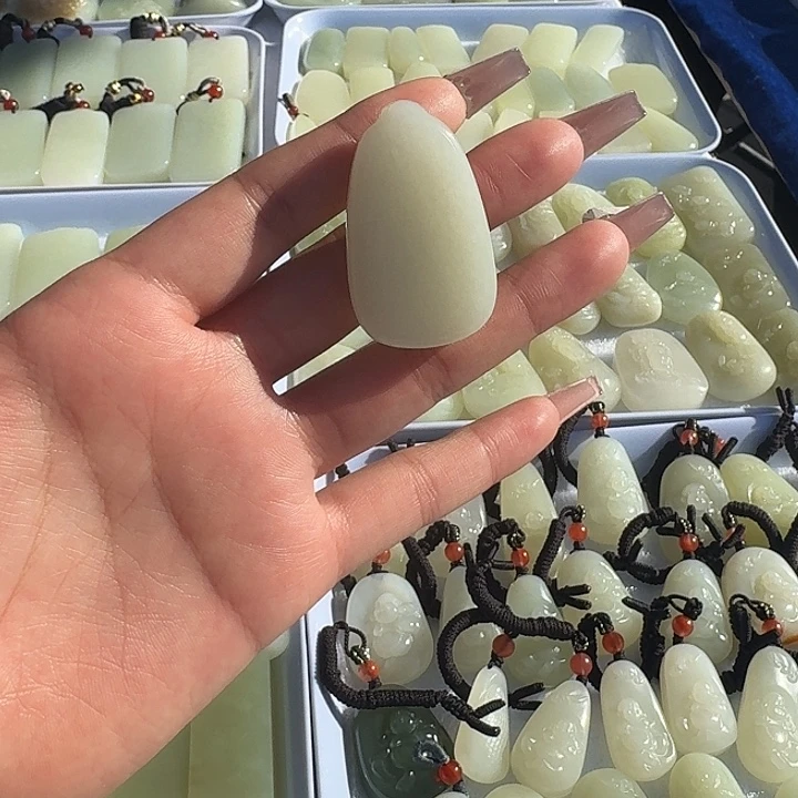 和田玉未镶嵌颈饰