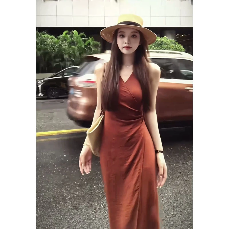 设计感连衣裙2025法式高级感V领收腰显瘦绑带中长款百搭无袖裙子